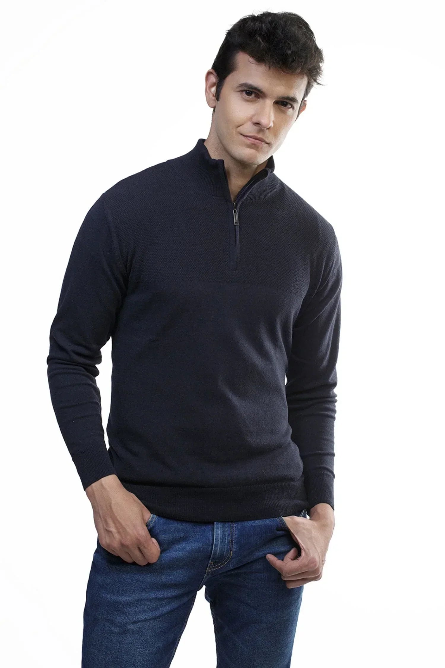 Hombre con suéter de punto azul marino y cremallera, moda casual para hombre